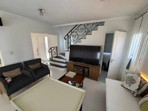 Casa 6 ambientes con 2 baños