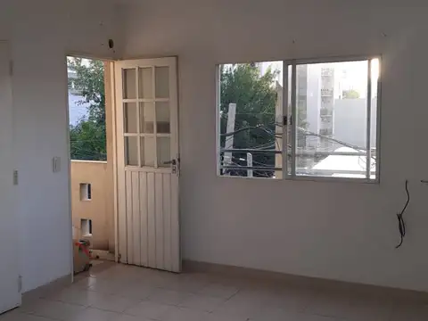 alquilo 2 ambientes 2do x escalera