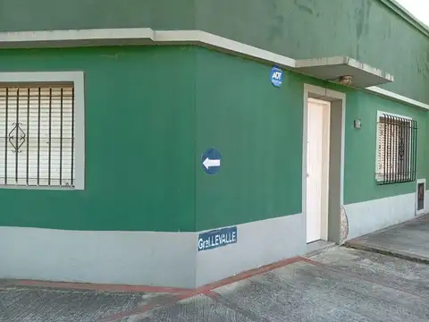 CASA 7 AMBIENTES , 4 DORMITORIOS, 2 COCHERAS PATIO FINANCIA
