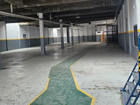 Galpón 1800m² en 2 plantas