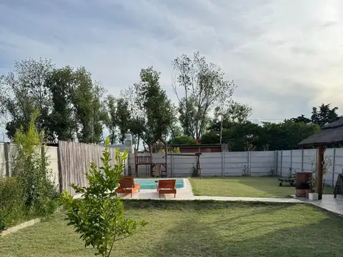 Casa con amplio parque, piscina y entorno natural