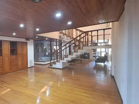 Casa en Alquiler con 1 cochera
