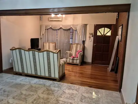 Casa 5 ambientes con 2 baños