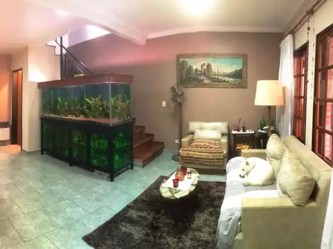 Casa en Alquiler con 2 cocheras