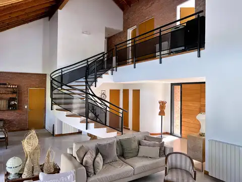 Casa 7 ambientes con 3 baños