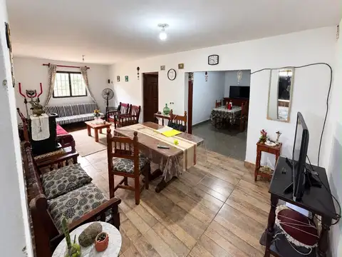 Casa 8 ambientes con 2 baños