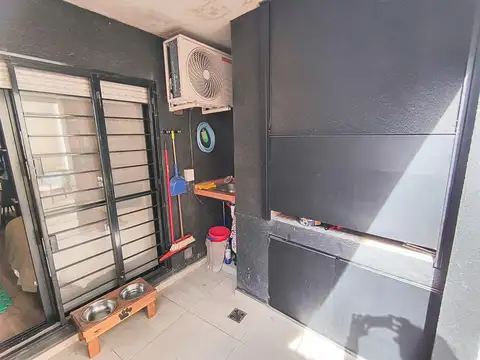 Hermoso departamento de un ambiente, patio y parrillero