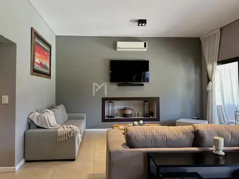 Casa en Alquiler con 2 cocheras