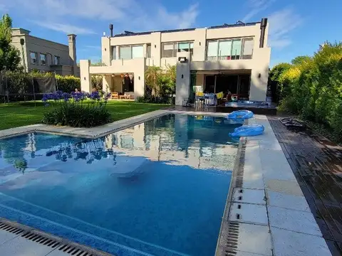 Casa en Alquiler con 2 cocheras