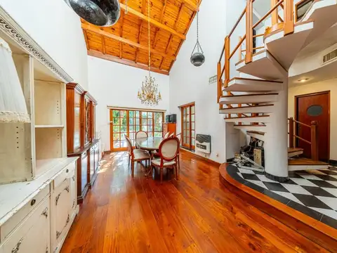 CASA EN VENTA 4/5 DORMITORIOS.JARDÍN.QUINCHO.GARAG