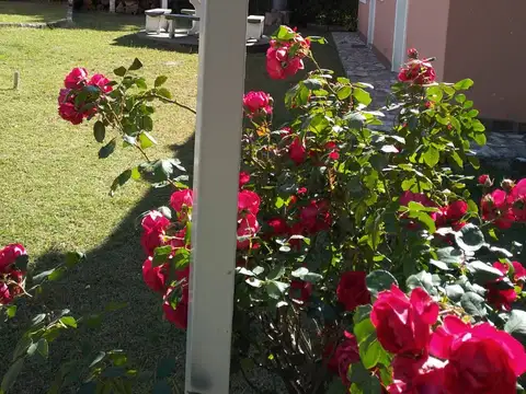 Casa 6 ambientes con 2 baños