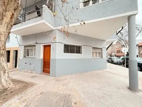 Ph en venta con patio a refaccionar en CABA