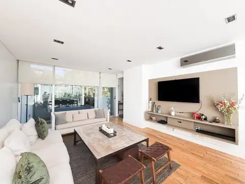 Casa en Alquiler de 4 Plantas, Con Jardín y Pileta - Olivos, Vicente López