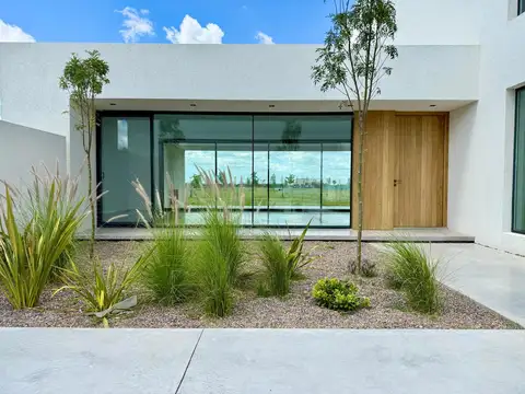 Casa en Venta con 2 cocheras