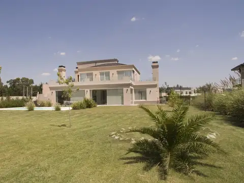 Casa 5 ambientes con 3 baños