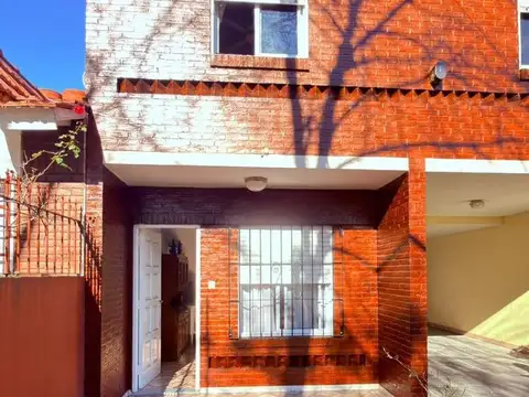 Triplex al frente con espacio vehicular y gas natural!