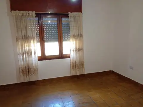 VENTA CASA 4 AMBIENTES EN MORON