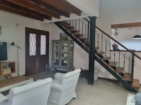 Casa en Alquiler con 1 cochera