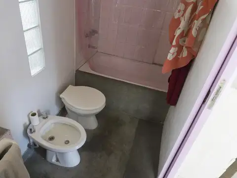 Depto. de 3 ambientes. A mts. de Parque Lezama.