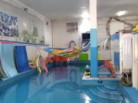 Gran local con pileta para niños