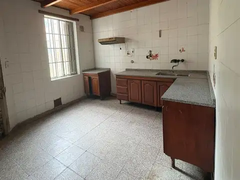 Casa 6 ambientes con 1 baño