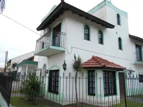 Casa en Venta 6 ambientes en Tres Plantas - Zona Burzaco 