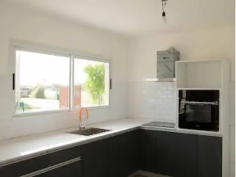 Casa 4 ambientes con 2 baños