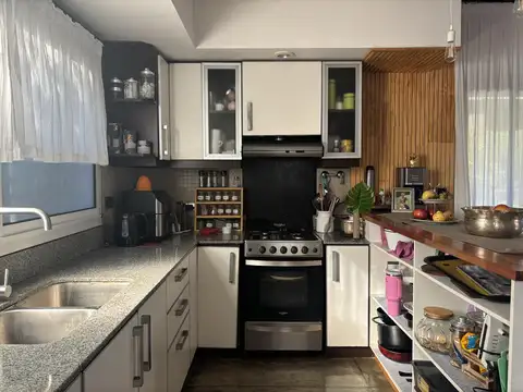 Casa en Alquiler con 2 cocheras