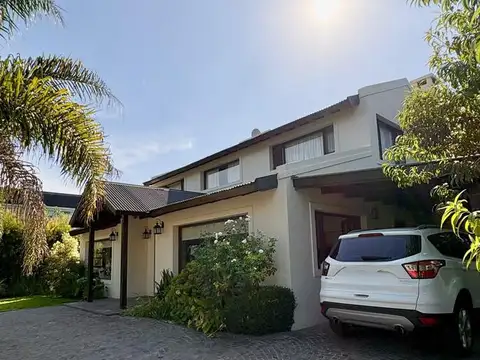 Casa 4 ambientes con 3 baños