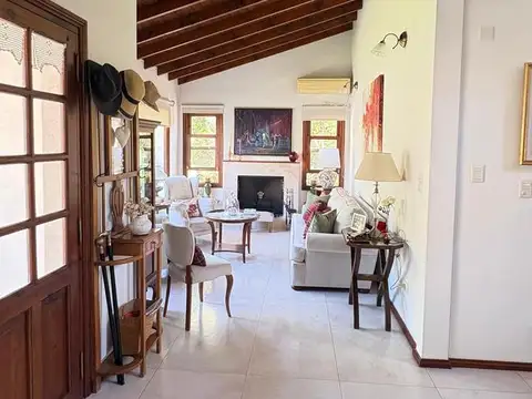 Casa en Venta con 2 cocheras