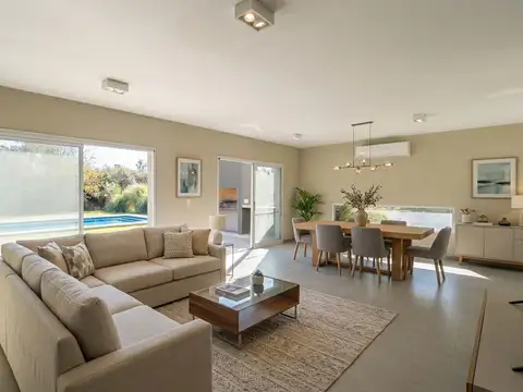 Casa en Venta con 4 cocheras