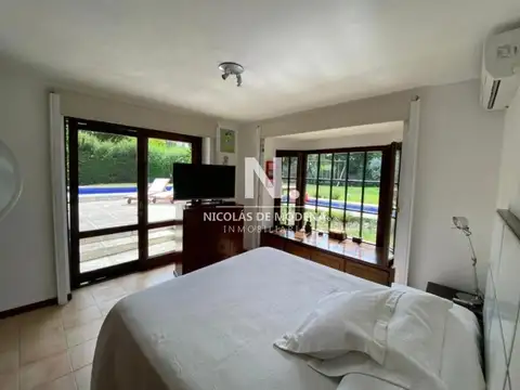 En venta casa de 5 dormitorios, con piscina, parrillero y jardin en Lugano,Punta del Este