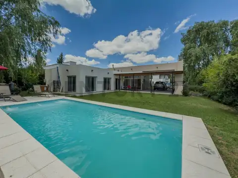 Casa en venta en La Cándida con pileta