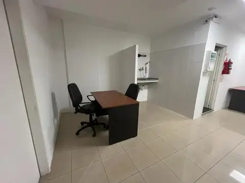 Oficina 7 ambientes con 2 baños