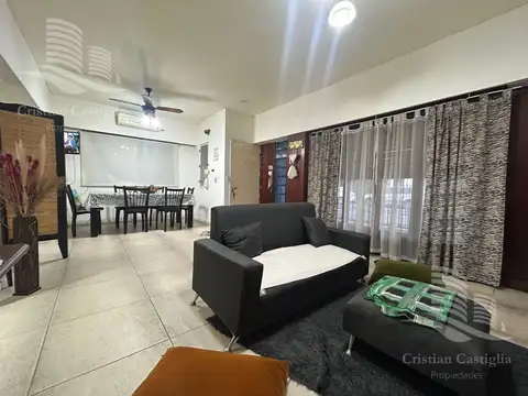 Casa de 2 Plantas con Balcón Aterrazado y Parrilla