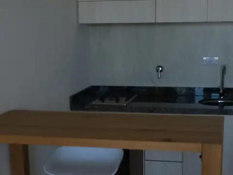 Monoambiente al frente con balcón.