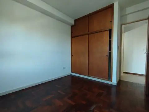 Frente a plaza Moreno, excelente vista. 1dormitrio con placard living, cocina, lavadero, balcón