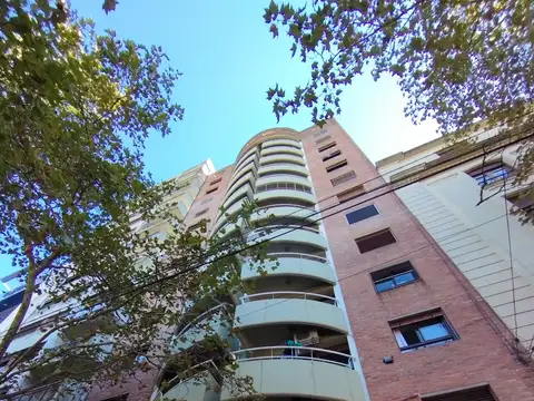 Frente a plaza Moreno, excelente vista. 1dormitrio con placard living, cocina, lavadero, balcón