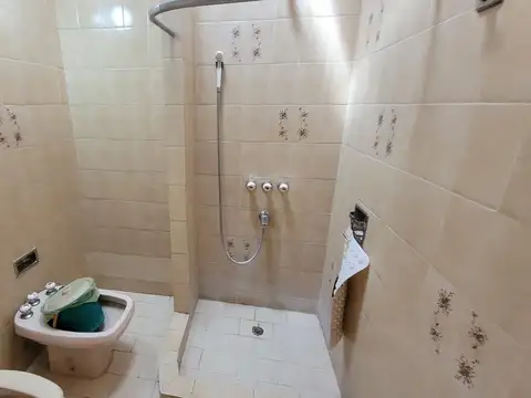 Casa chalet 4 ambientes con garaje y patio en Venta Morón