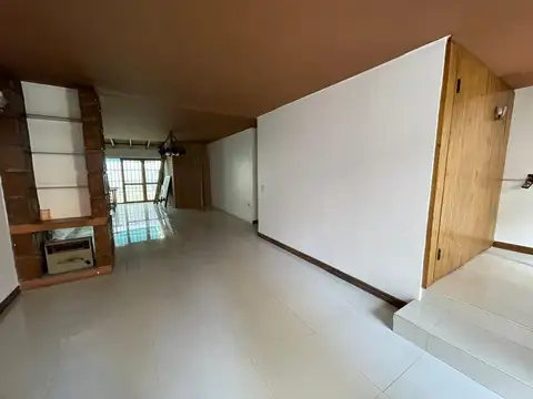 REMAX VENDE EXCELENTE CASA PEGADO BOMBAL SUR MZA