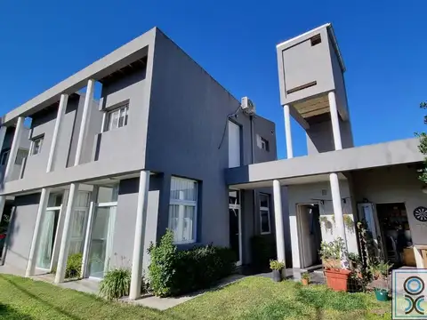 Hermosa casa en venta, ubicada en el Barrio Montecarlo. Inmejorable ubicación 