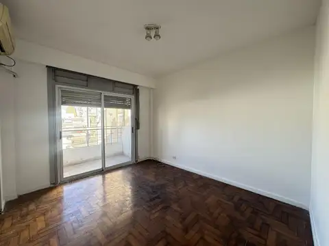 Departamento de 2 ambientes con balcón en venta en Balvanera!