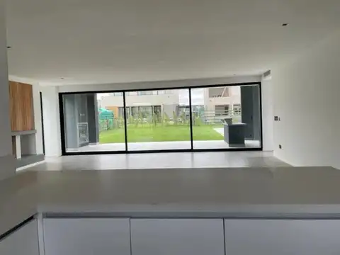 Casa en Alquiler con 2 cocheras