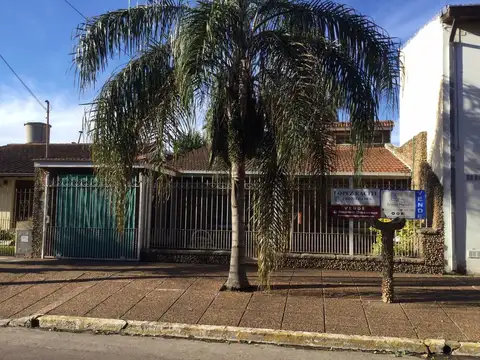 CHALET 4 AMB.GARAJE, QUINCHO,PILETA, PARRILLA, BANFIELD ESTE