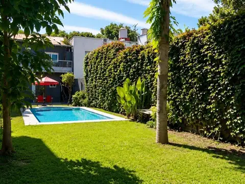 Venta Casa sólida  con lote de 395 m², gran jardín y piscina a pasos de Libertador