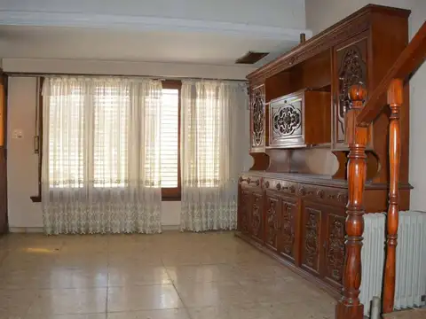 Casa 4 amb en venta con jardín, cochera y quincho