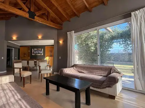 Casa 7 ambientes con 4 baños