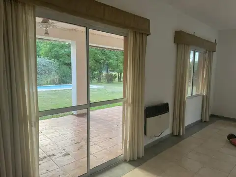 Casa 8 ambientes con 2 baños