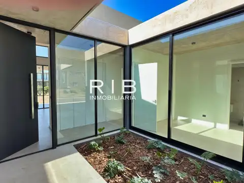 Casa en Venta con 3 cocheras