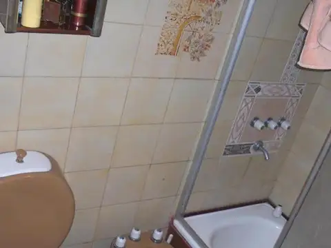 P-H AL FRENTE EN DOS PLANTAS, DE 4 AMBIENTES, CON 3 DORM